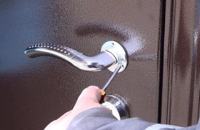 Замена дверной ручки металлической двери в Кимовске