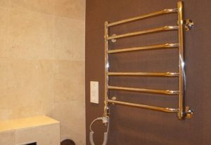 Установка электрического полотенцесушителя в ванной в Кимовске
